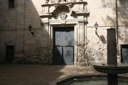 Het pleintje Sant Felip Neri, met in de kerkgevel schietgaten uit de burgeroorlog